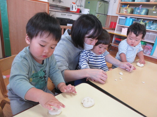 小麦粉ねんどで遊んでいる様子 (6)
