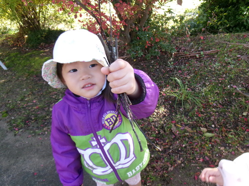 散歩を楽しむ子ども (3)