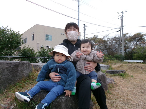 石の上に座っている子どもたち