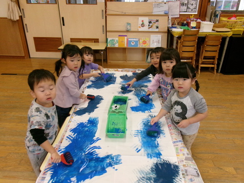 製作を楽しむ子ども (1)