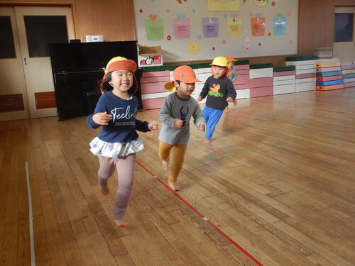 走る子どもたち