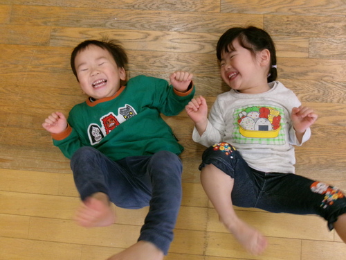 リズムをする子ども (1)