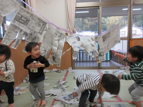新聞紙遊びの様子 (2)