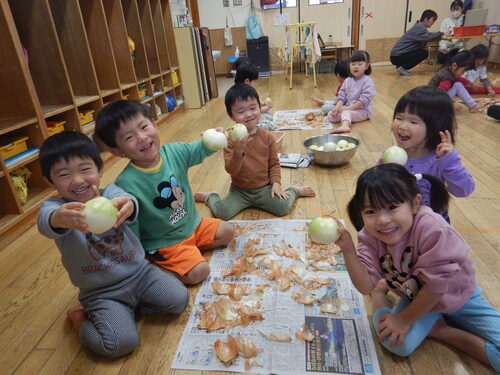 玉ねぎの皮をむいている様子 (5)