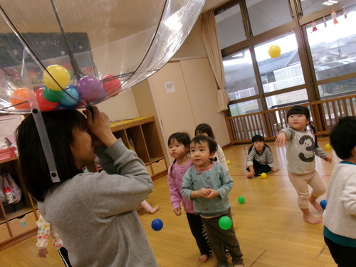 玉入れをする子ども