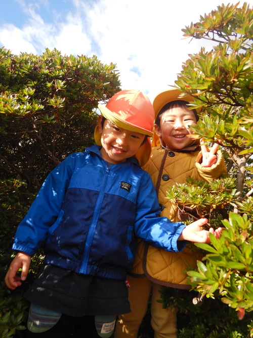 広場で遊ぶ子ども