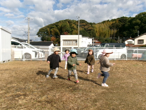 園庭で遊んでいる様子