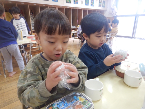 おにぎりを握る