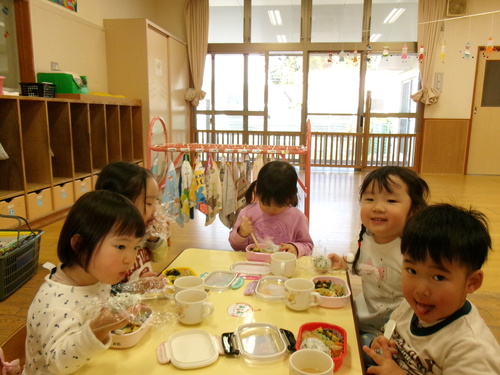お弁当ごっこを楽しむ子ども (9)