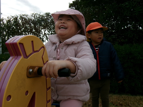 宮崎公園で遊ぶ子ども (2)