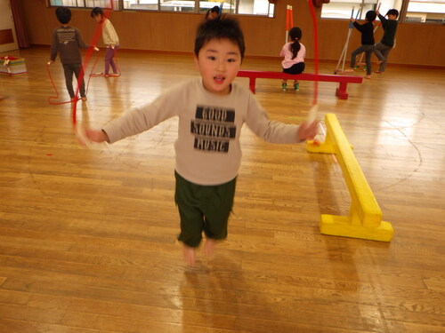 なわとびをしている