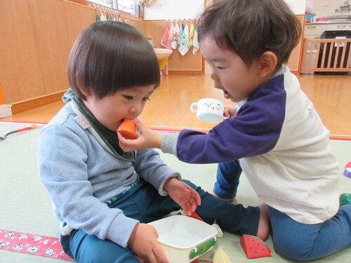 おままごとをしている