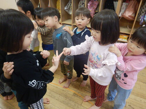 じゃんけん列車をしている様子 (2)