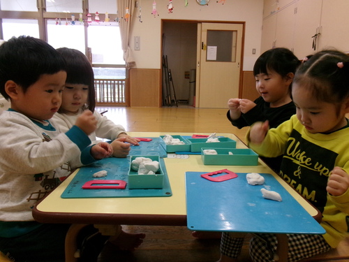 粘土で遊ぶ子ども (4)