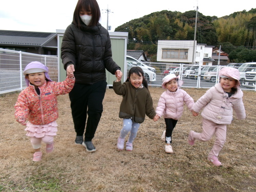 園庭で遊ぶ子ども (4)