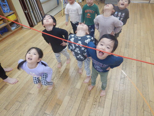縄跳びを使ったゲームをしている様子 (5)
