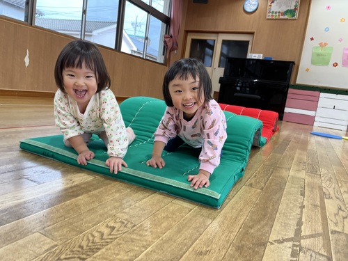 遊戯室で遊ぶ子ども (1)
