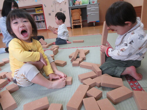 ソフト積み木で遊んでいる様子 (2)