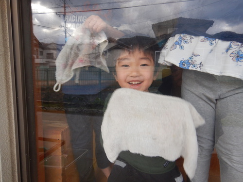 掃除をする子どもたち