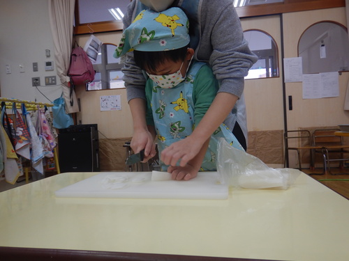 包丁で大根を切る