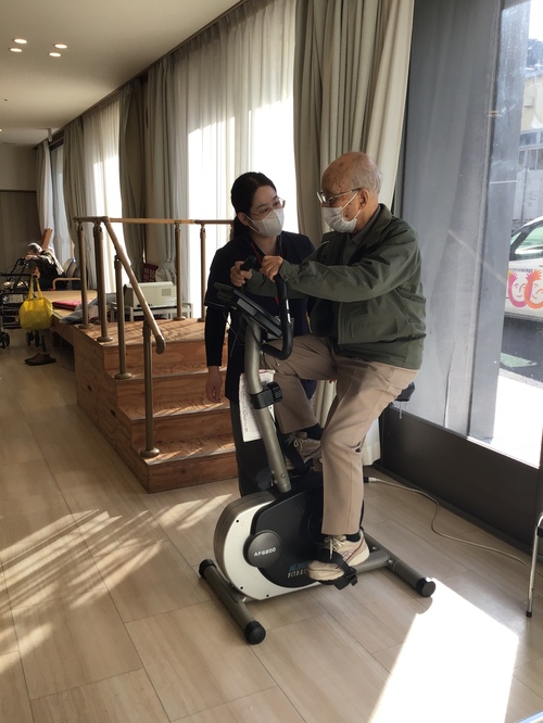 自転車こぎ体験中