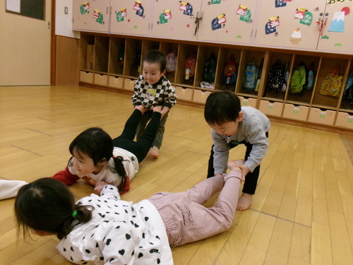 大根抜きをする子ども (5)