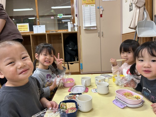 お弁当ごっこを楽しむ子ども (7)