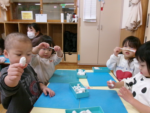 粘土でヘビを作っている様子 (4)