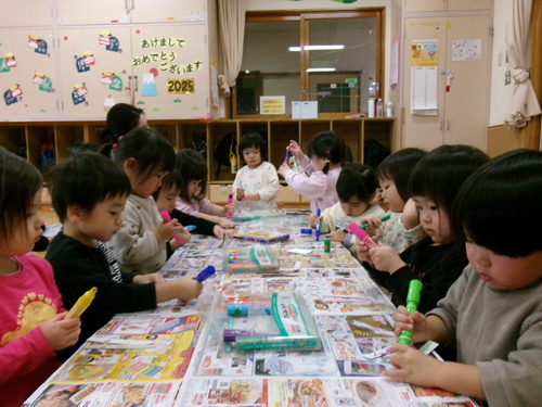 製作を楽しむ子ども (5)