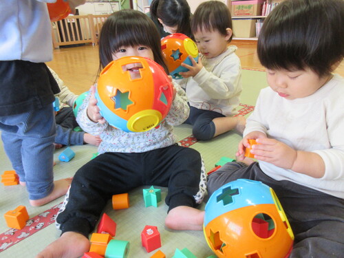 型はめブロックで遊んでいる