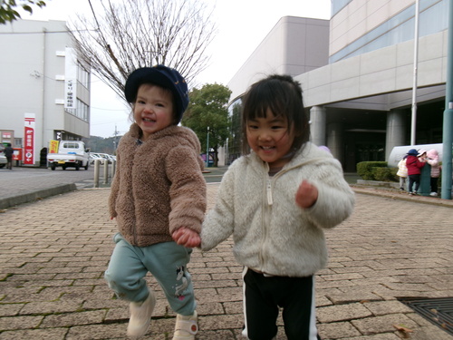 あすてらす前で遊んでいる様子 (5)