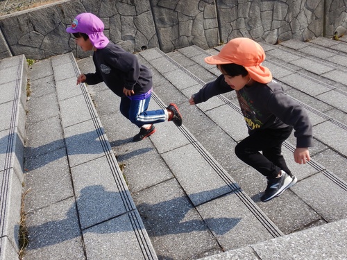 公園で遊んでいる様子 (1)