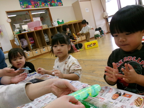 製作をする子ども (3)