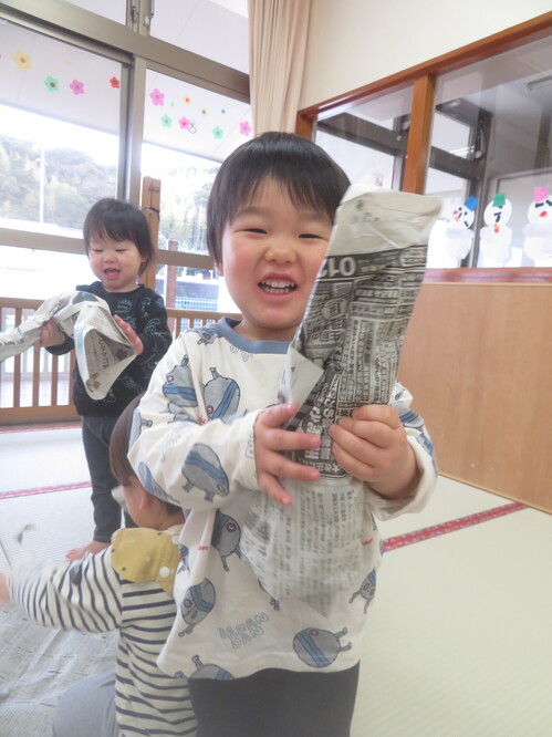 新聞紙で遊ぶ様子 (3)