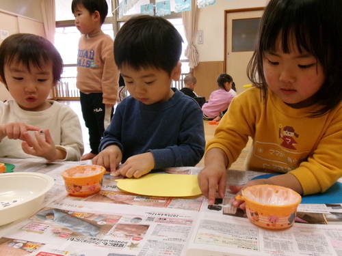 製作をする子ども