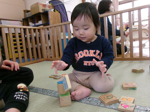 積み木を重ねる