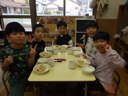 給食を食べている