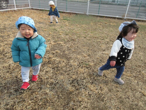園庭で遊んでいる様子