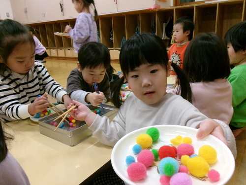 箸のおもちゃで遊ぶ子ども
