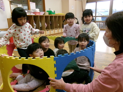プラポイントで遊ぶ子ども (1)