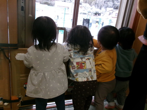 外を見る子ども