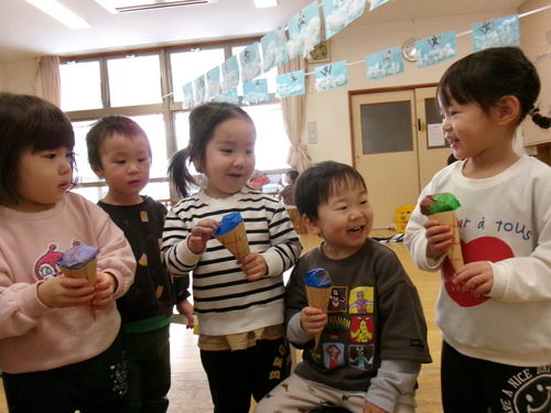 アイス製作を楽しむ子ども (4)