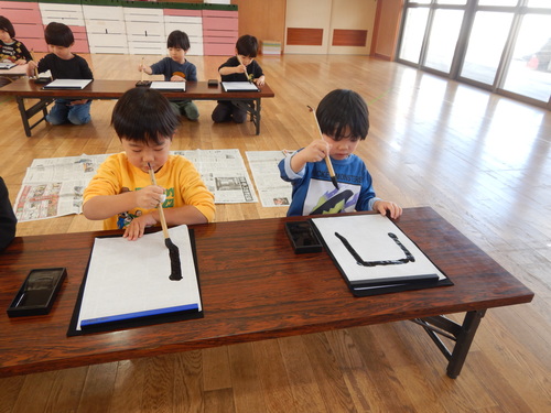 習字のお稽古の様子 (4)