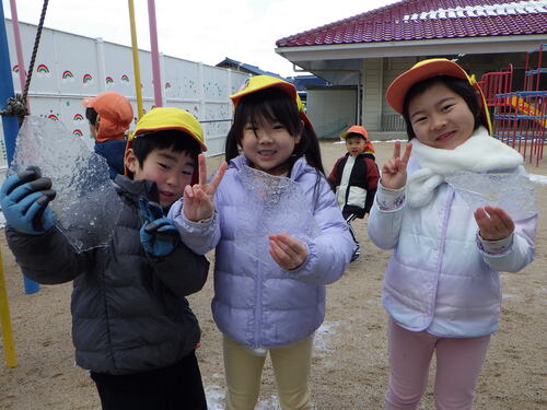 氷を持っている