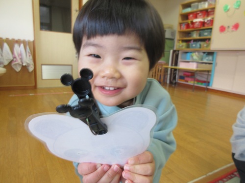 洗濯ばさみで遊んでいる