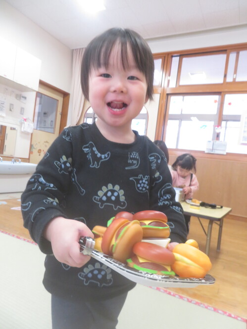 パン屋さんごっこをする様子 (4)