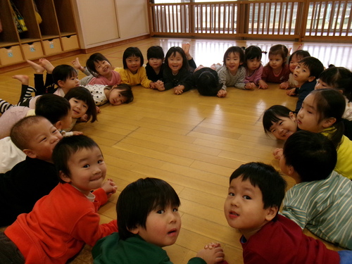 大根抜きをする子ども