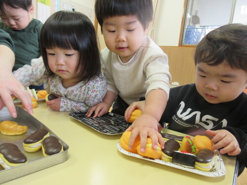 パン屋さんごっこをしている