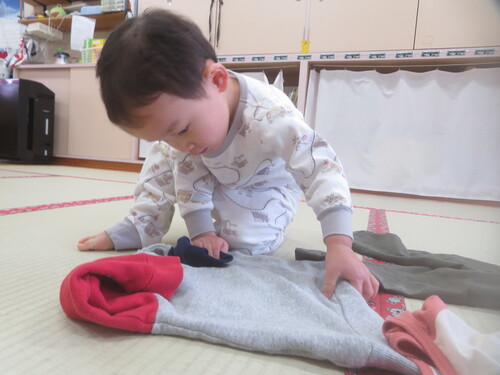 パジャマに着替える様子 (1)