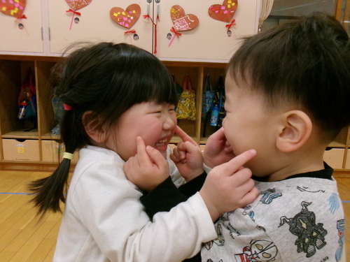 触れ合い遊びを楽しむ子ども (4)